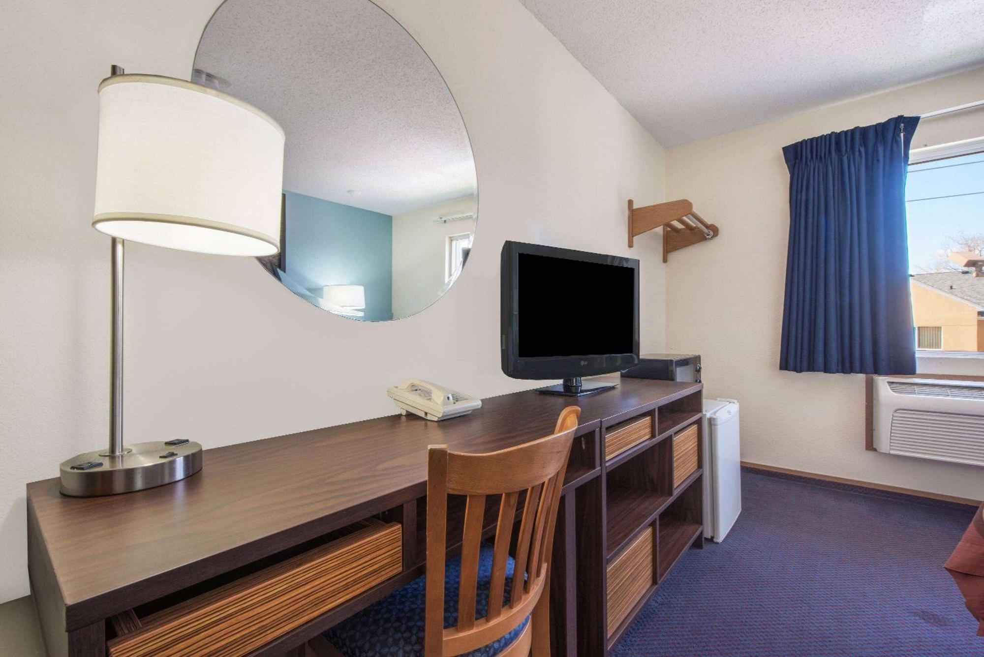 Super 8 By Wyndham College Station Exterior foto